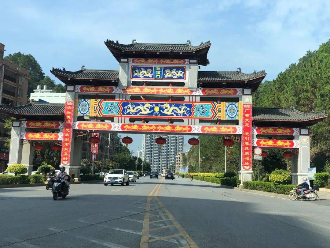 "岭南古都 秀美封开"封开这两个大门的对联,由您来拟定!_旅游