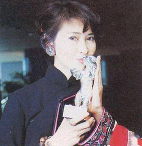 甩过谢贤和秦祥林曾经的苗翠花如今70岁双耳失聪却依然笑颜如花