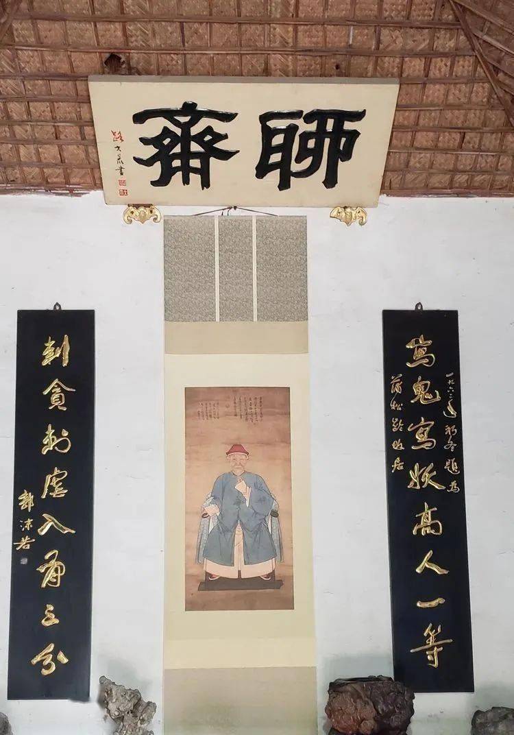 蒲松龄的自跋画像-镇馆之宝,悬挂在这里郭沫若题写的"写鬼写妖高人一