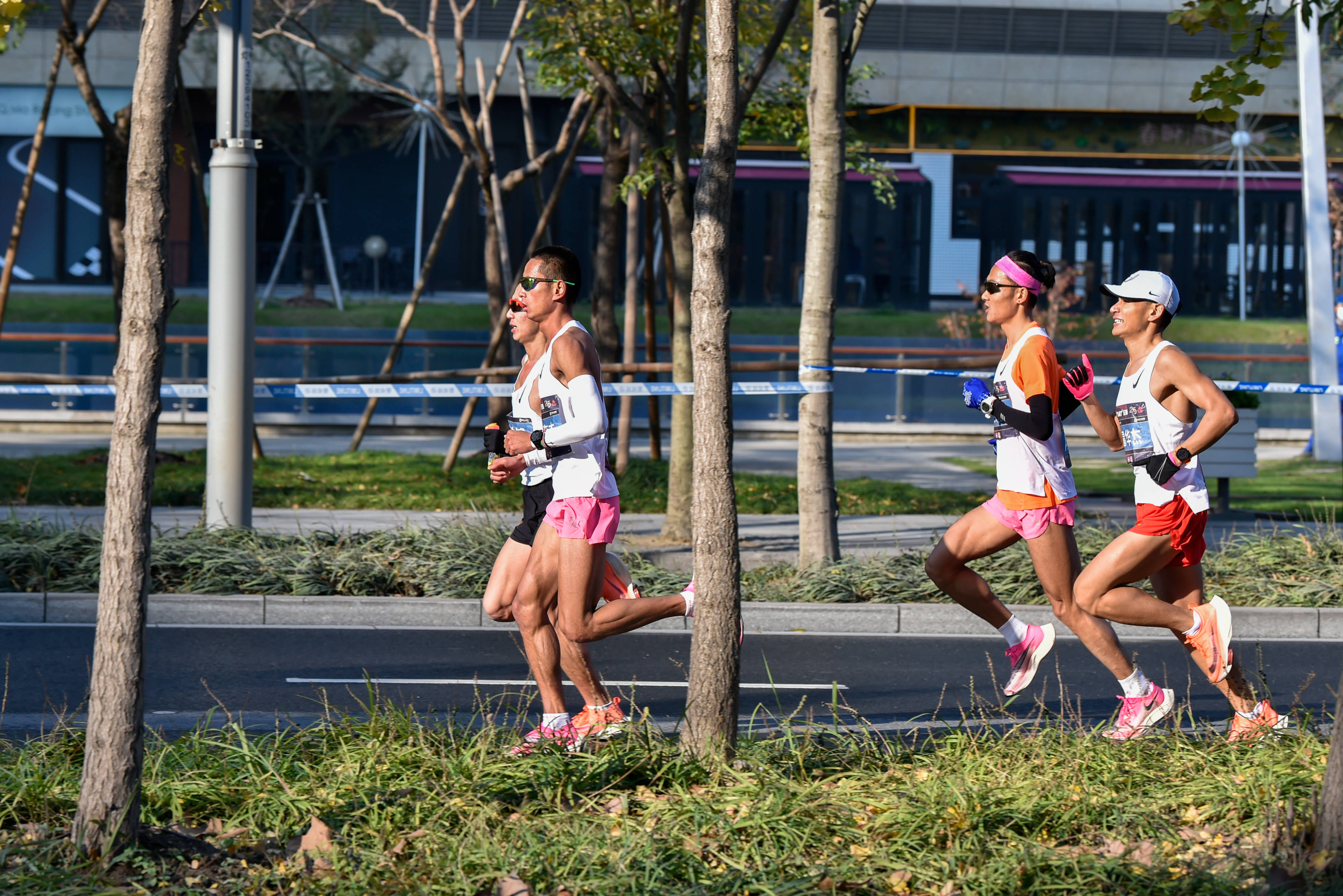 马拉松——2020上海国际马拉松赛鸣枪开跑