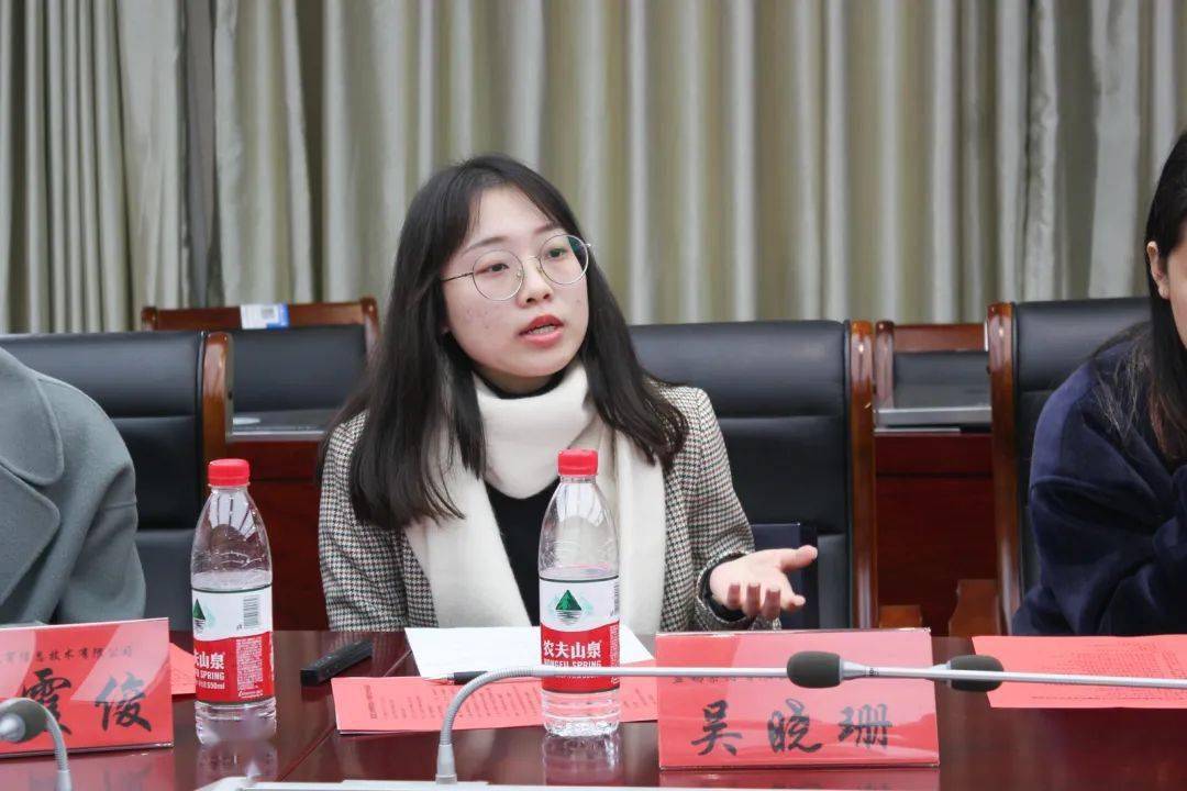 梁琳和姚青为与会企业授予"浙江理工大学重点用人单位"牌匾.