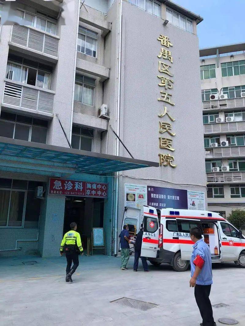 确认,老婆婆右眼受伤肿胀,瞳孔扩散并昏迷,必须马上送往医院进行治疗