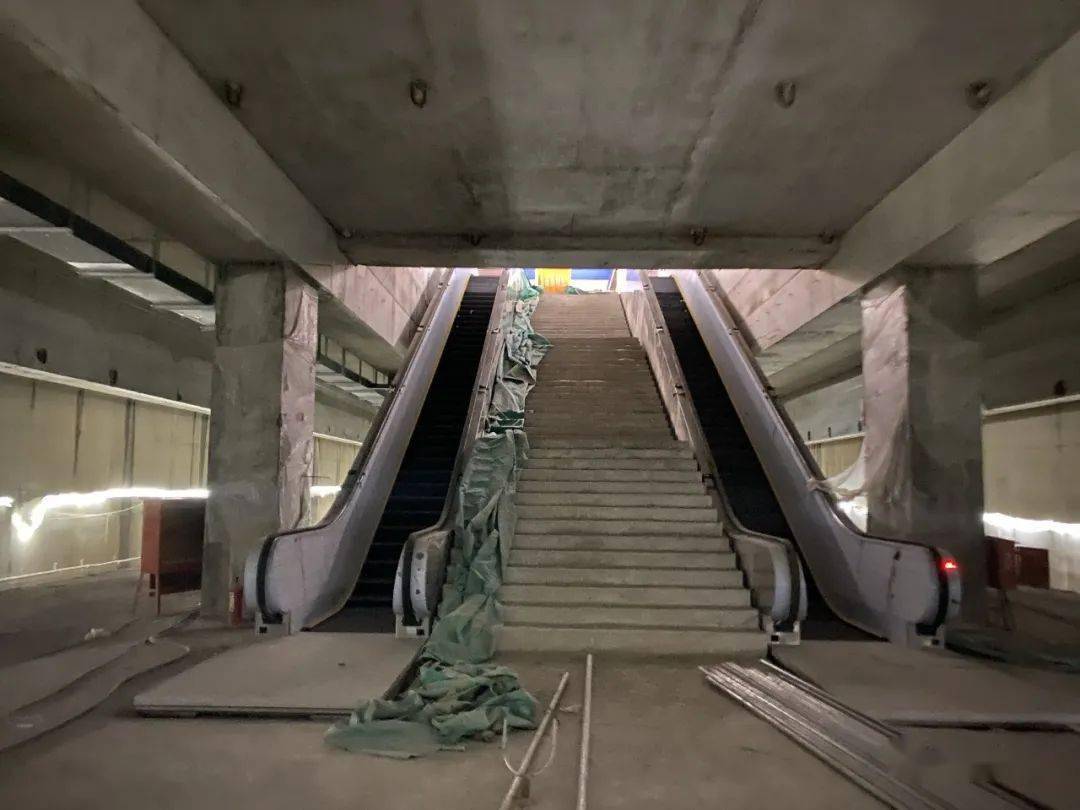 3号线换乘至4号线扶梯绳金塔站为南昌地铁3号线和4号线换乘站,其中4号
