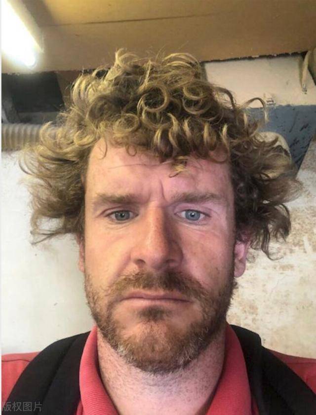 damien留起了满头卷发,对着镜头搞笑自拍.