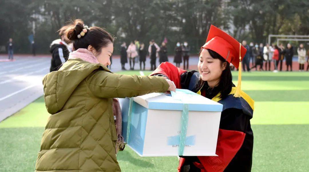 老师为同学们准备了十八岁生日蛋糕奉节中学唐灵校长寄语同学们:十八