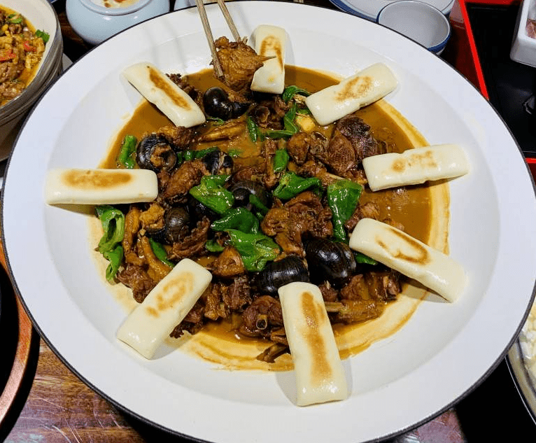 干锅菌菇庭院铁锅咸肉菜饭鸡汤时蔬全家福五星好评环境舒适,味道正宗