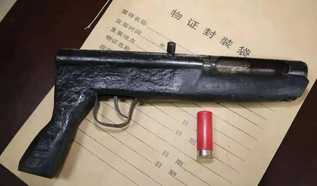 的疑似枪支是利用"南山"牌射钉器进行改装的以火药为动力的非制式枪支
