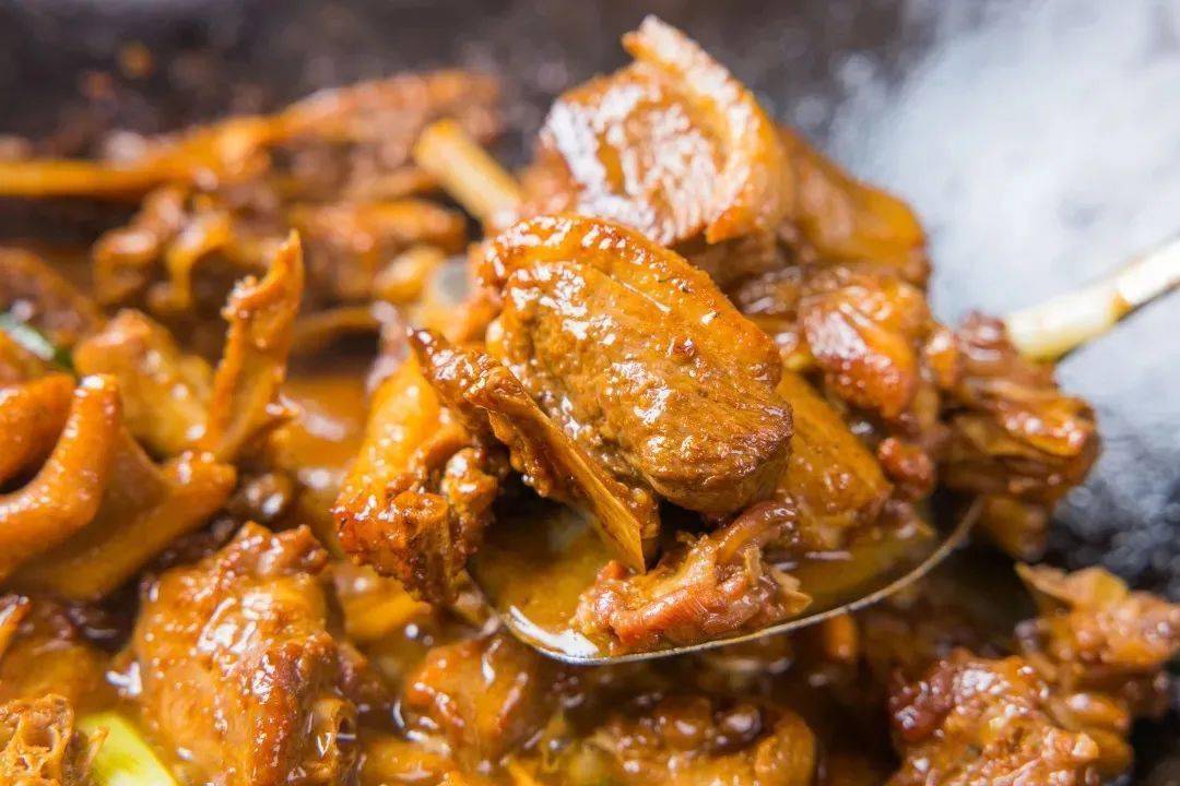 老字號铁锅焖土鹅,芋头做底,鹅肉浓香同时,芋头吸饱汤汁,软糯入味