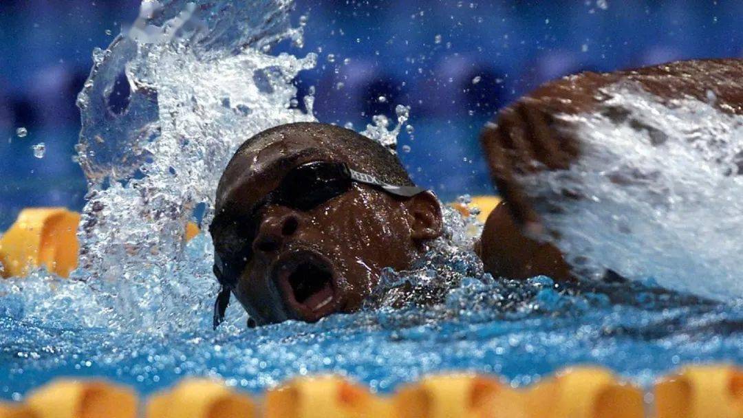 整个奥运历史上,还从没有救生员下水施救游泳运动员的纪录,唯一的一次