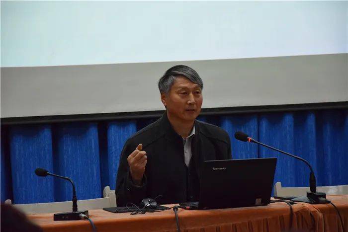哈尔滨工业大学(威海)于长军教授为淄博一中学生作报告