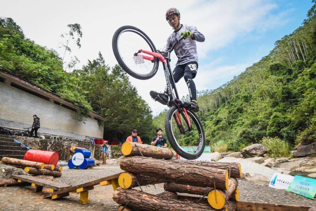 惊险刺激肇庆市第二届攀爬自行车冠军赛在奇石河景区精彩上演