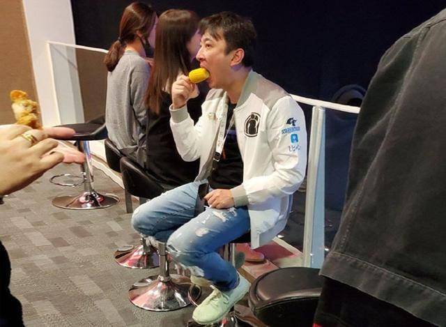 王思聪换鞋速度不如换女友aj诱惑力那么大却唯独偏爱椰子鞋
