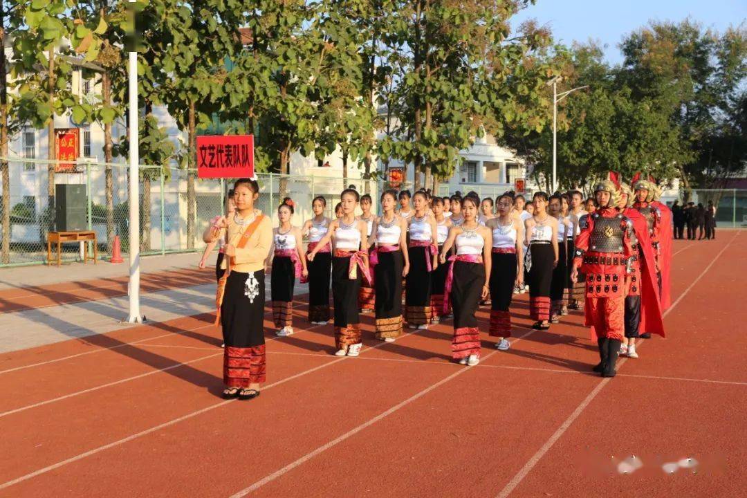 当天上午八点半,开幕式正式拉开帷幕,伴随着激昂的运动员进行曲,国旗