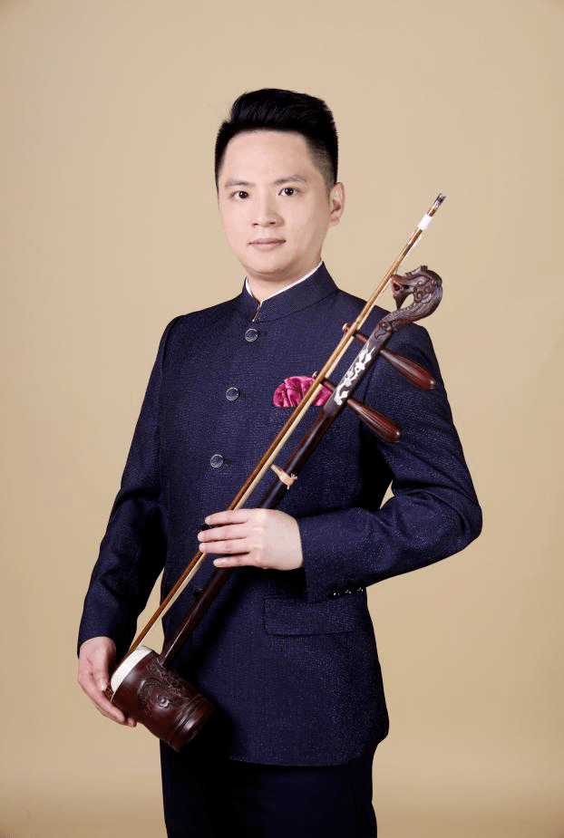 师从高胡演奏家雷叶影,余乐夫等.