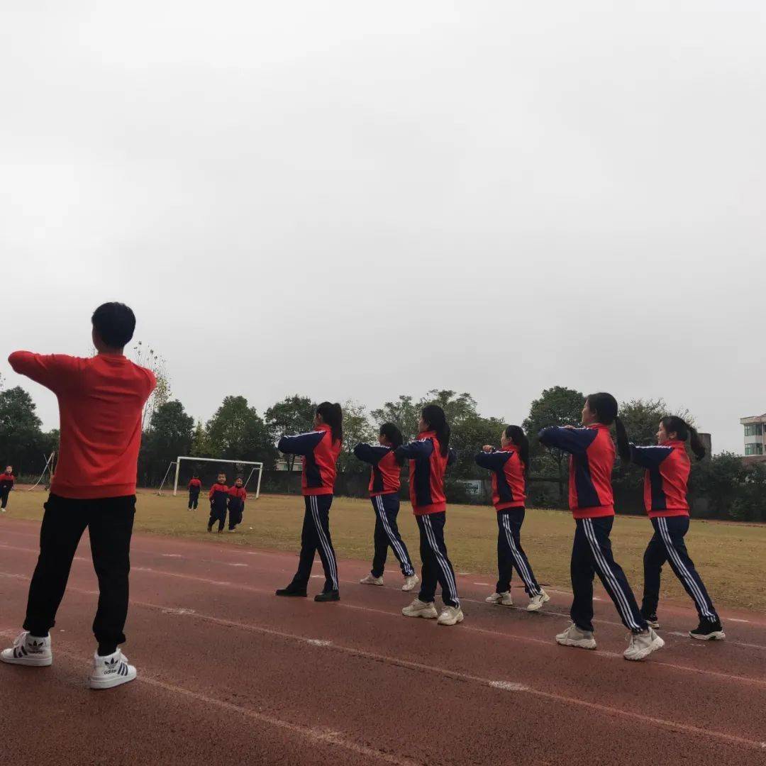 七彩阳光,我心飞扬——记一年级广播体操比赛