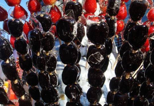 说起黑枣,小的时候经常能在卖糖葫芦的摊子上见到,它其实是柿树科柿属