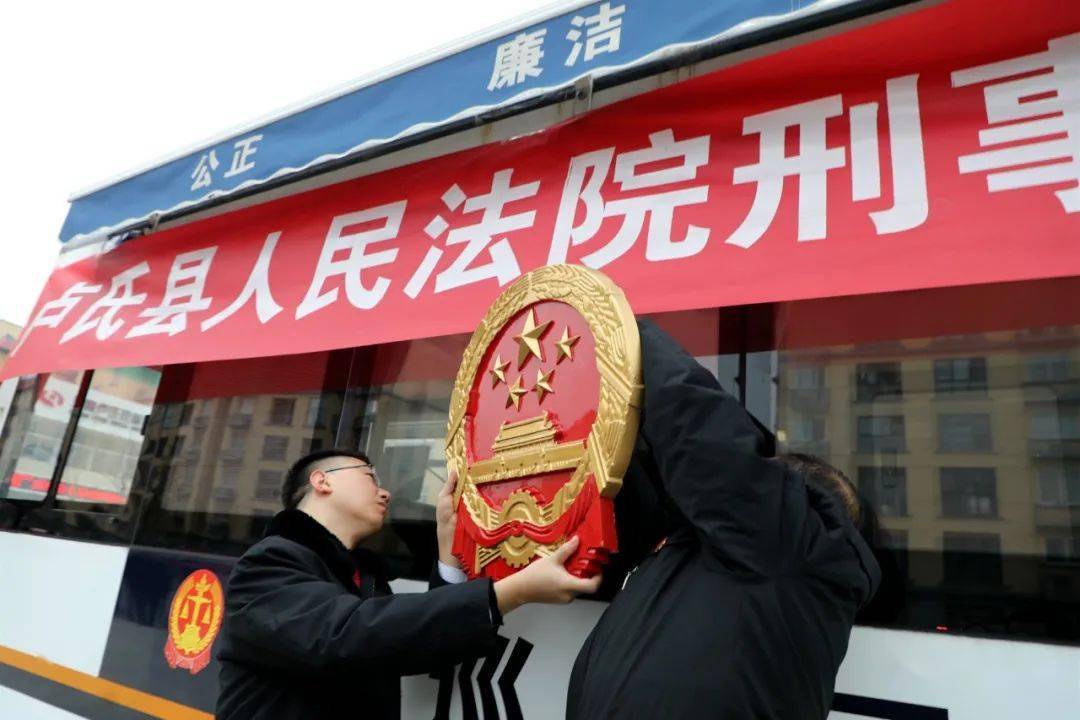 提交手续,认真核对被告人信息,验明正身,为被告人戴上戒具,警车一路鸣