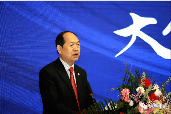 图为窦熙照会长致辞发言