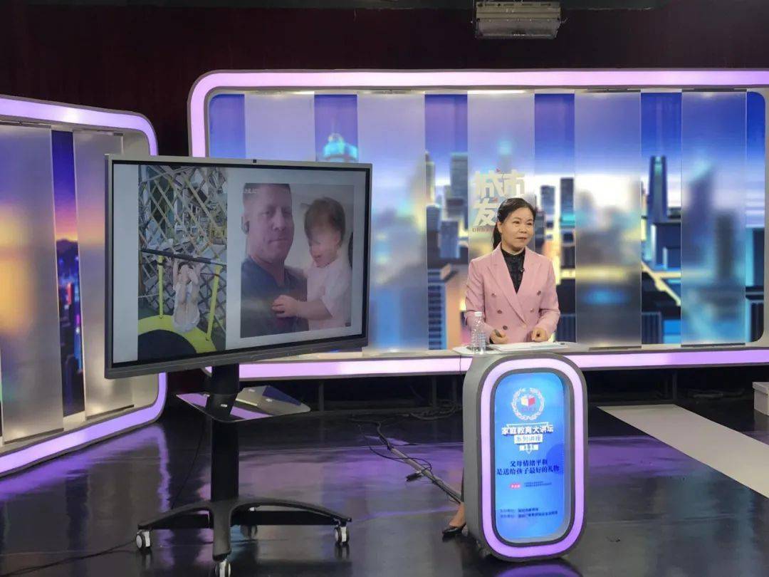 榜样示范:李浩英提出一个概念:父母是孩子的镜子模仿