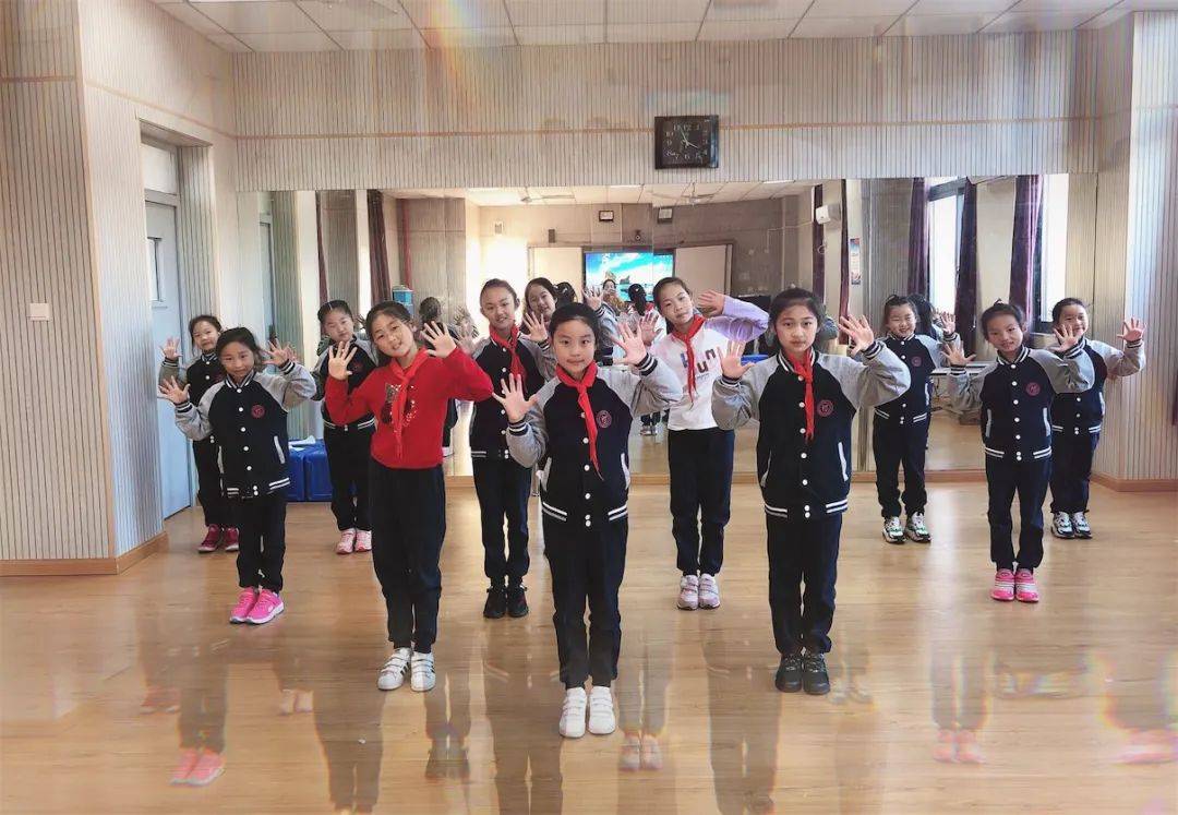 1上海市崇明区裕安小学 裕安小学果冻剧团《重逢在东滩》故事梗概裕小