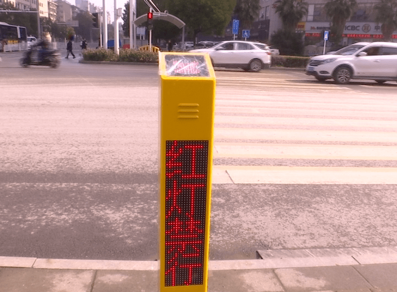 的人行道上看到11月30日上午极大地保障行人和车主的安全"现在是红灯