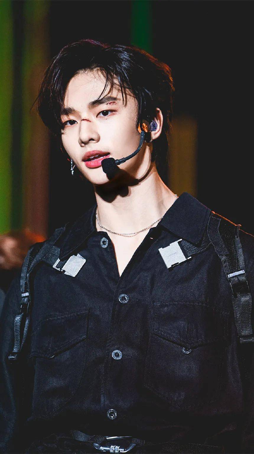 手机壁纸黄铉辰