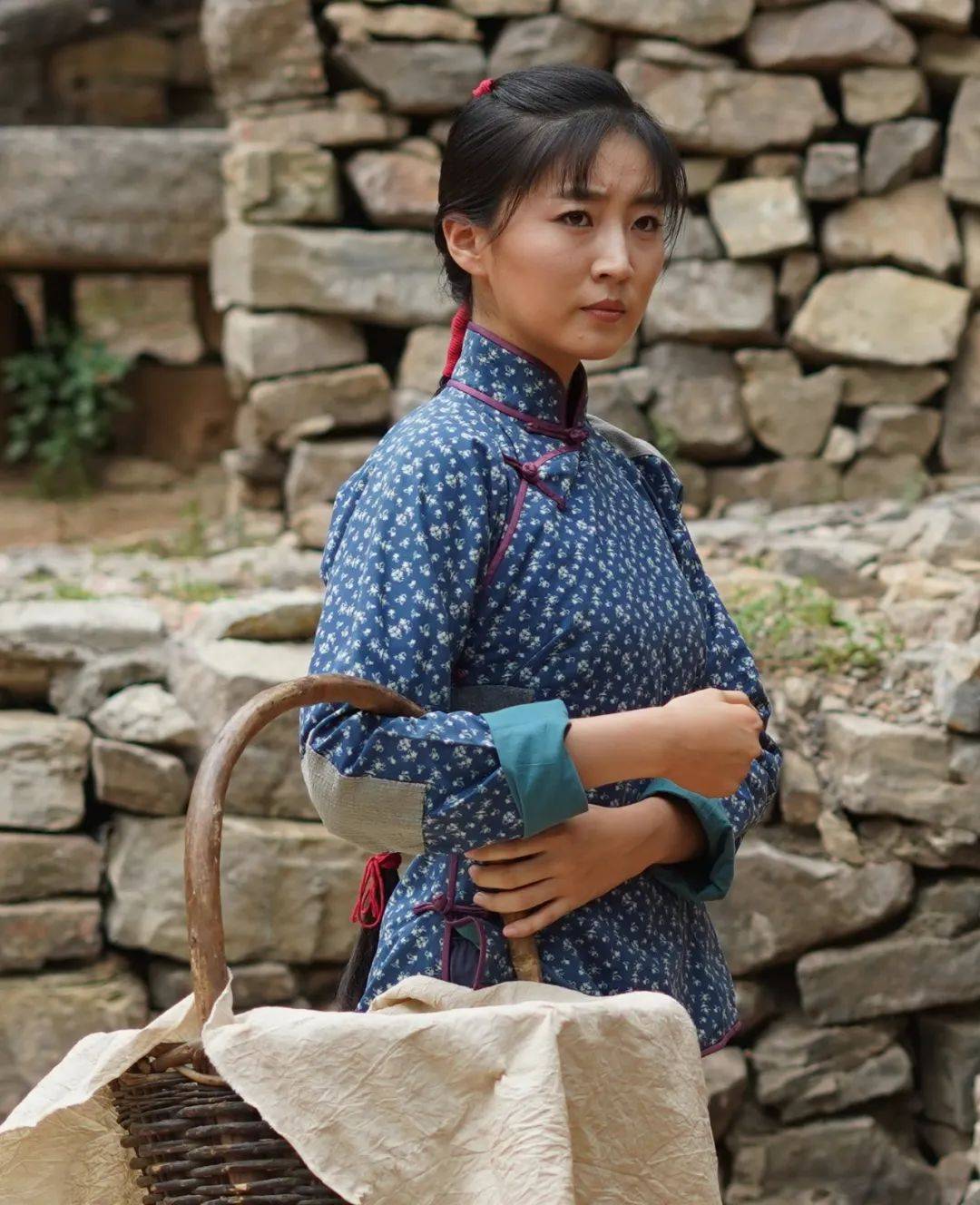 而在《苦菜花》里,张颖饰演了那个一开始受尽欺负,还差点儿被汉奸王竹