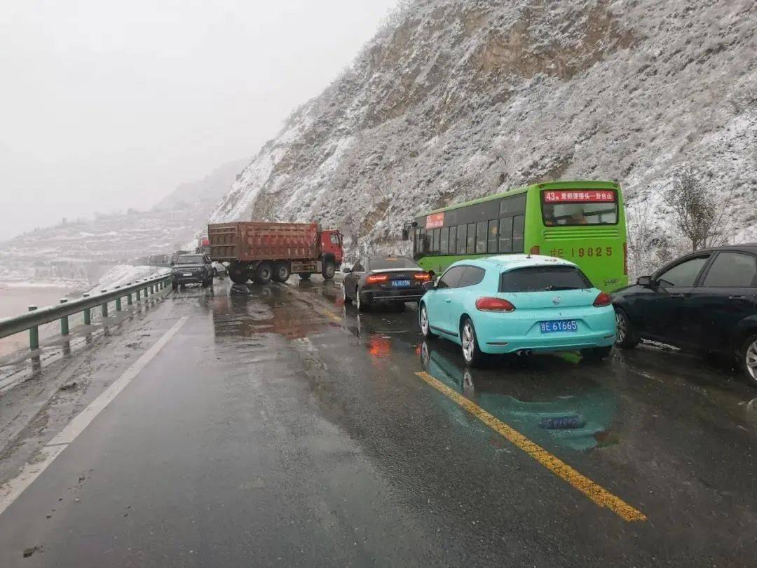 天水麦甘公路雪天路滑发生交通事故驾驶员们要注意安全