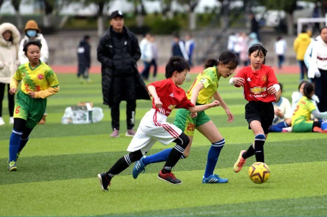 最后,男子组龙隐小学获得冠军,胜利小学获得亚军,荔浦市荔城二小学获