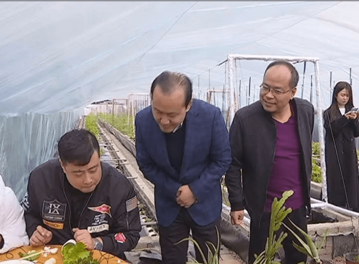 在我台会议室,县委常委,宣传部长马喜民向黄骅市广播电视台一行介绍了