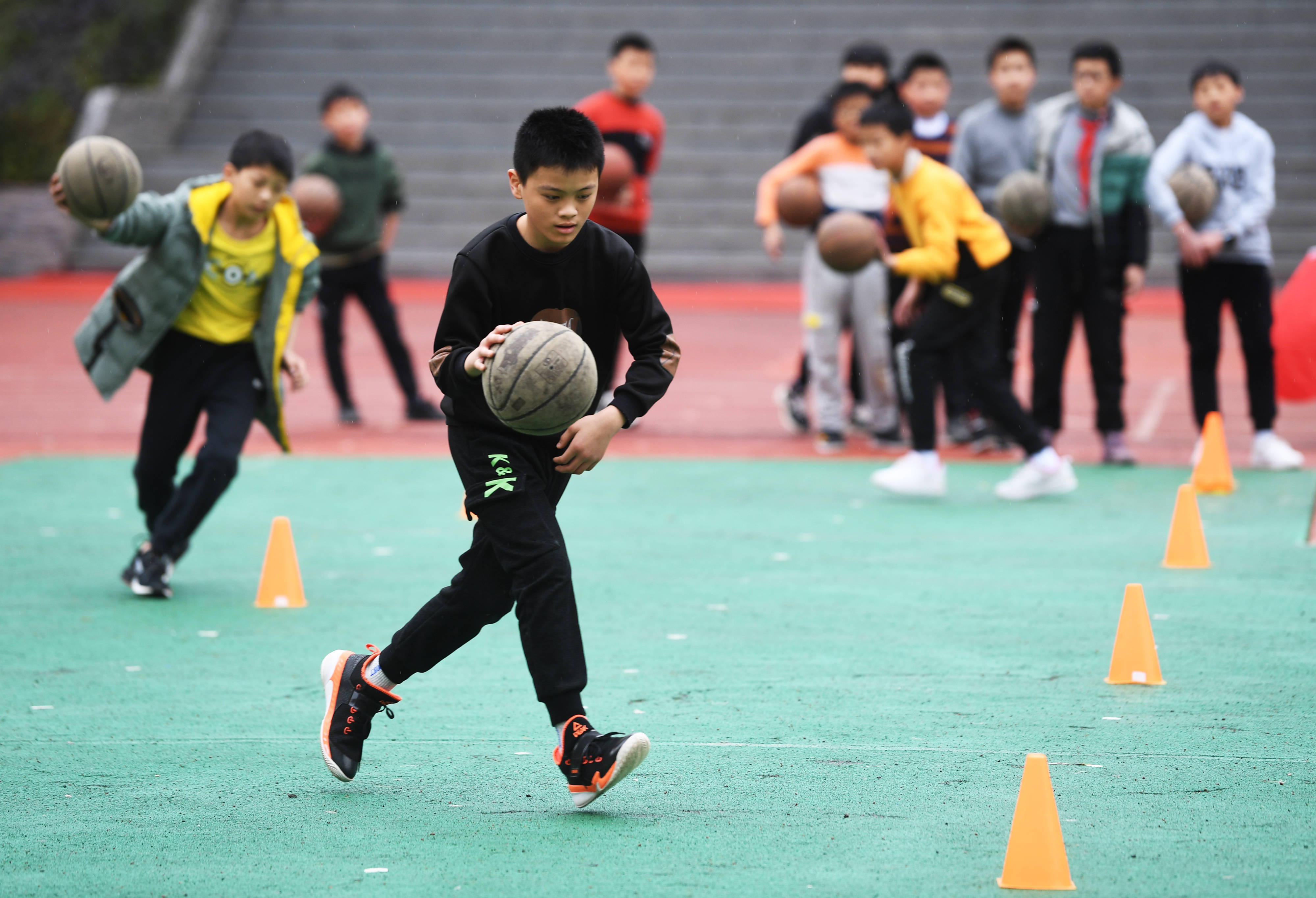 学生锻炼身体的照片图片