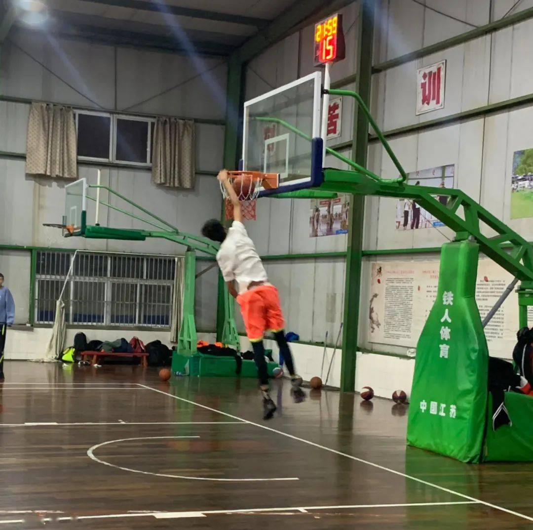 扬州14岁小巨人获多支省队关注预测身高将达2米19