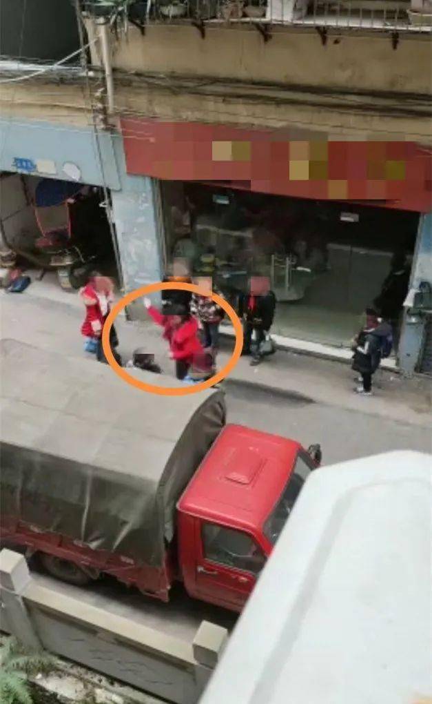 红衣女子当街掌掴小学生?警方:学生家长报复女儿同学