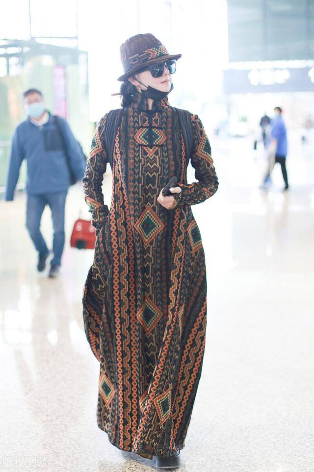 杨丽萍一袭民族风长裙现身机场中国风十足