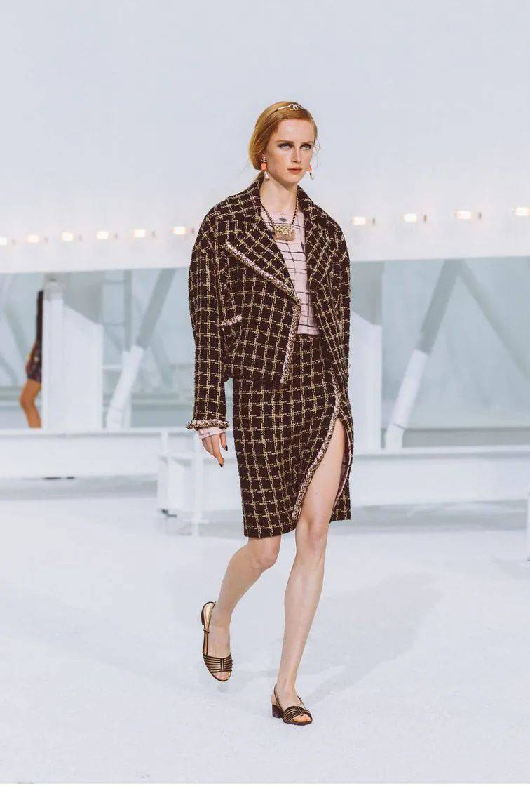 无论何时,chanel 经典斜纹软呢套装总有一席之地,永恒的黑白元素用来