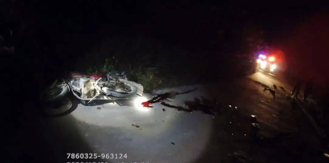 钦州境内车祸惊魂!摩托男左小腿被切断,肇事三轮车司机逃逸