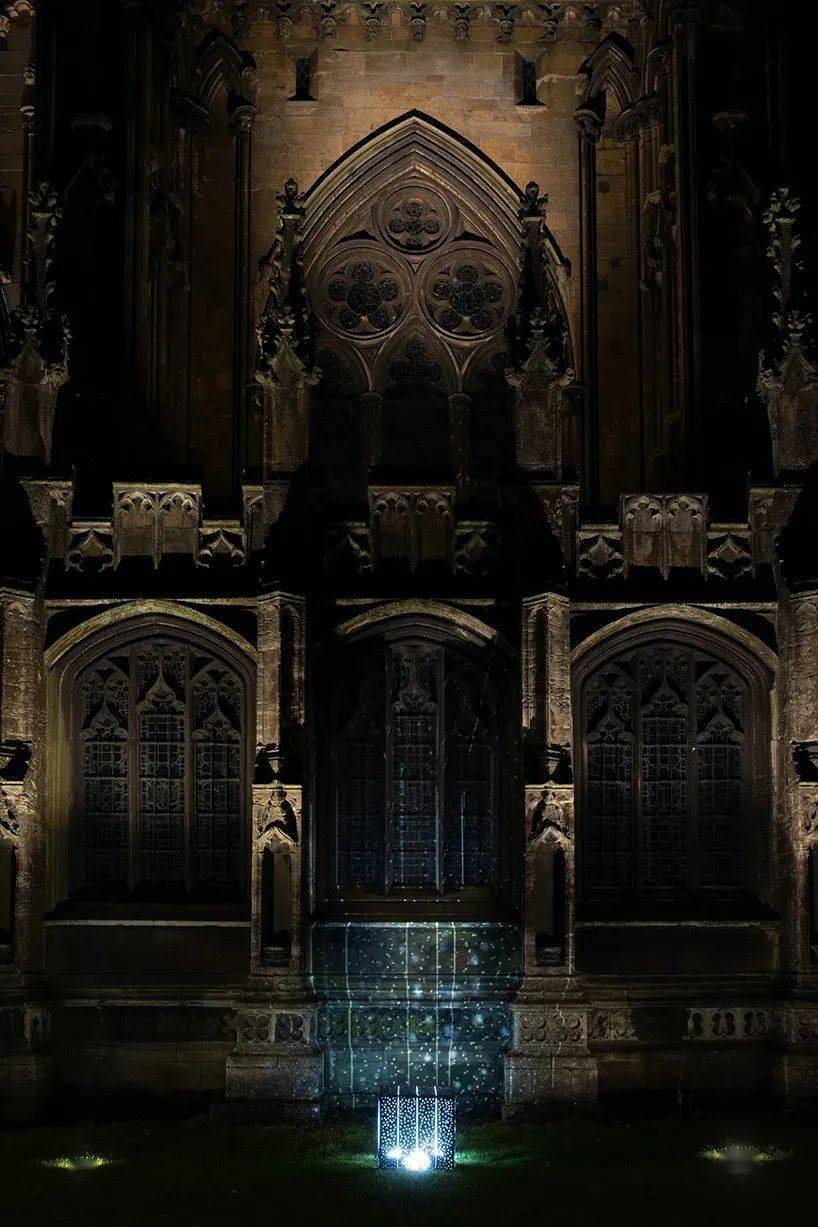 倾力打造的恒星装置点亮了林肯大教堂