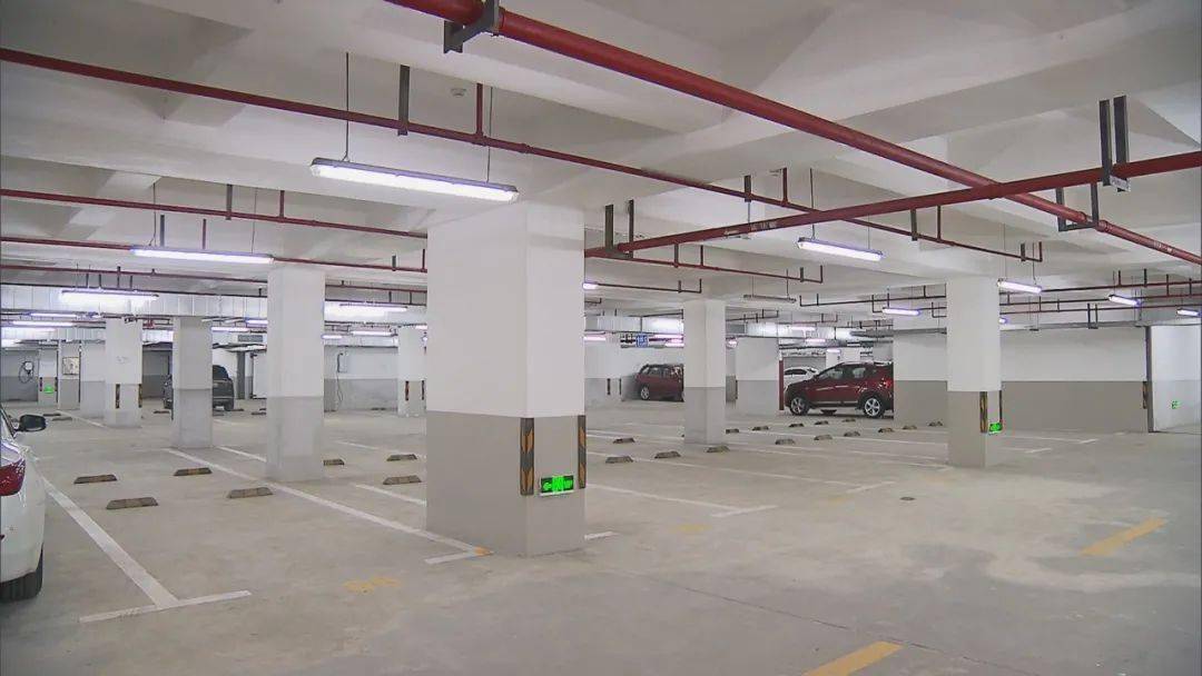 小区每晚上演抢车位,现成的地库却十年不开?_地下