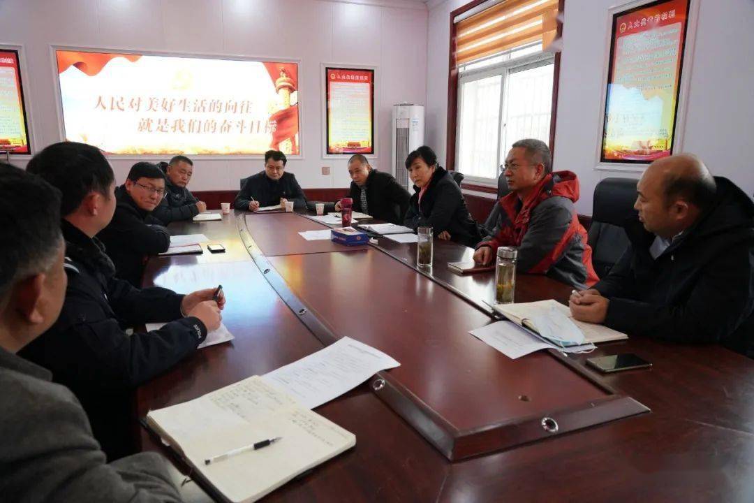 在新阮店乡,油坊店乡和汝南埠镇,刘艳丽分别主持召开了由包乡县领导