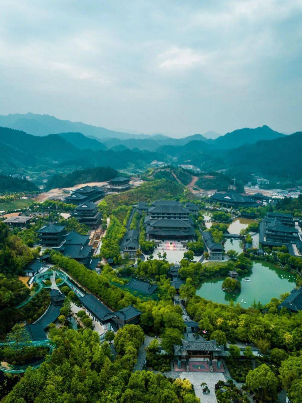 根宫佛国文化旅游区成功挑战最大的根雕博物馆荣获吉尼斯世界纪录称号