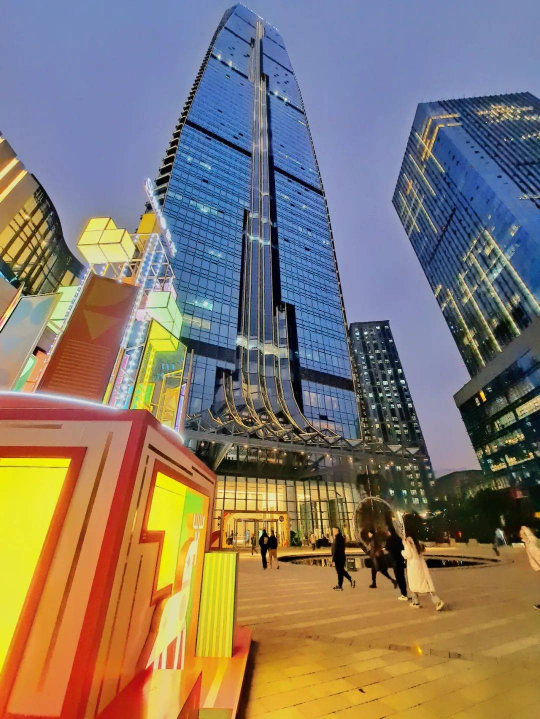 长沙世茂环球金融中心圣诞亮灯!get美食打卡新地标!_手机搜狐网