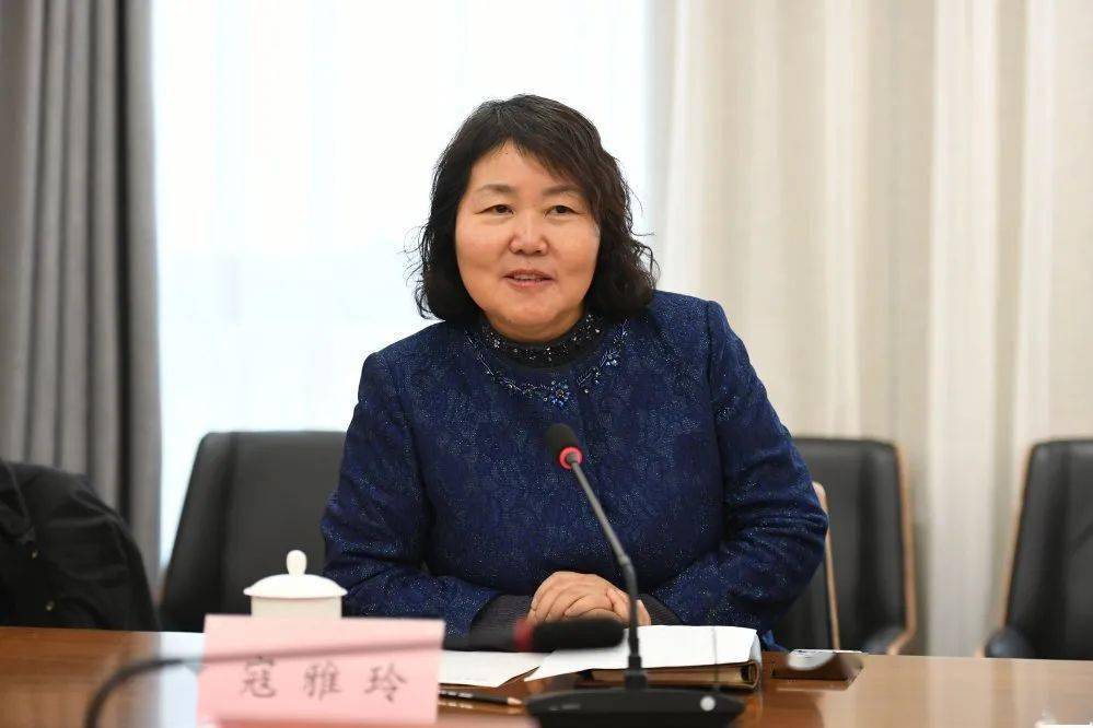 座谈会上,寇雅玲介绍了西安演艺集团自2012年成立以来,如何走出困境