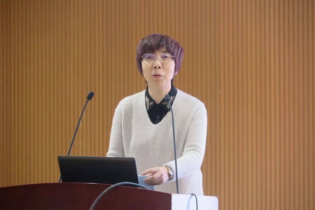 随后,名班主任工作室主持人王秀芝老师,李洪云老师,赵静怡老师分别与