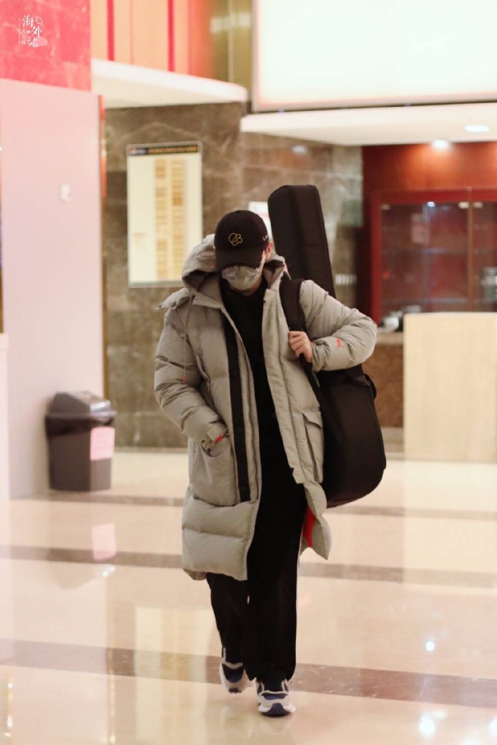 尤长靖昨日北京出发飞往贵阳 背上心爱的小吉他要去录综艺啦!