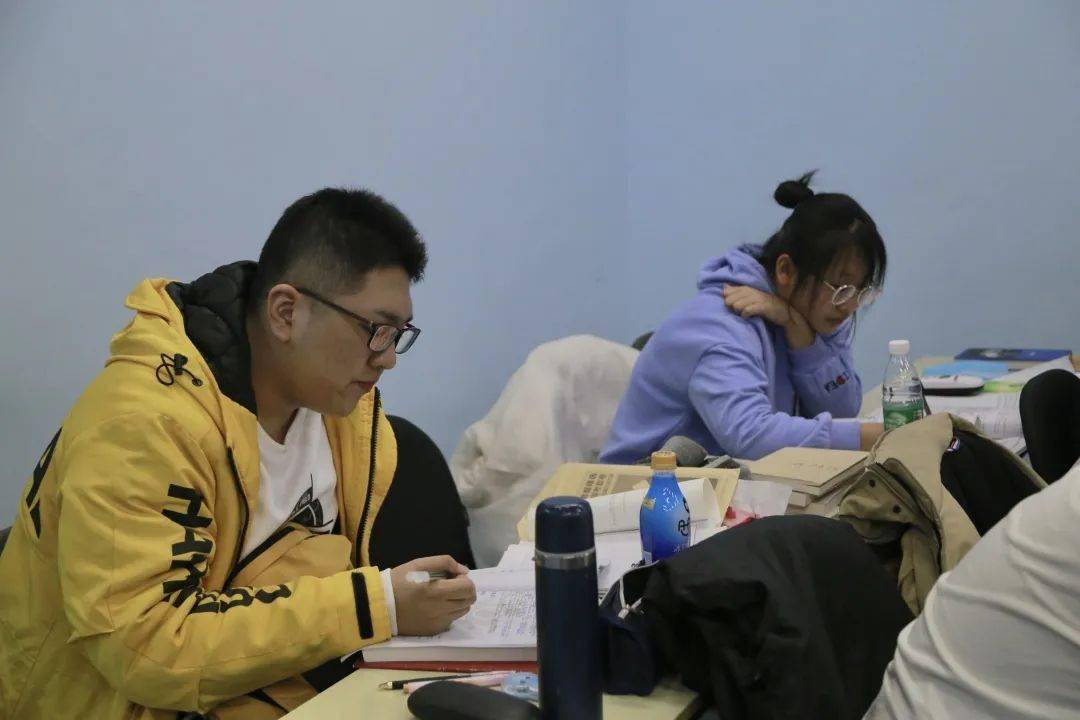 中,霍老师和同学们一起了解热点人物,曾与海霞过招的"工地诗人"刘银松