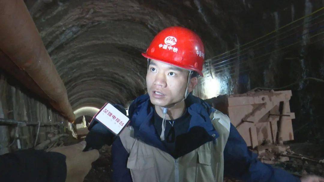 中铁十局滇中引水楚雄段6标项目部副经理 张家志:"如果按照一头单打