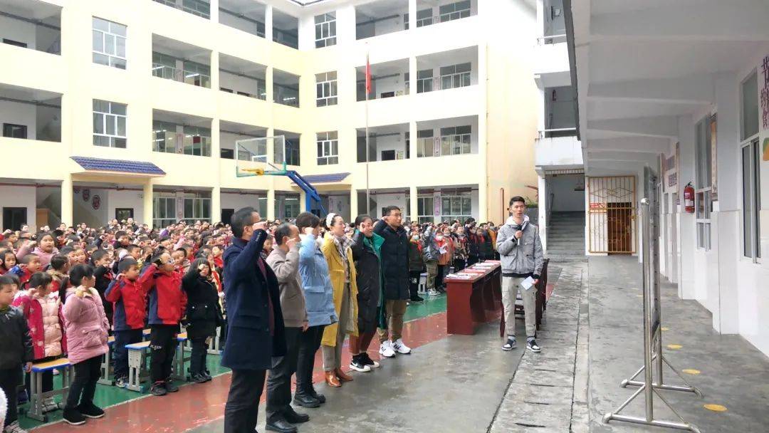 中南财经政法大学支教志愿者咸丰分队走进杨泗坝小学开展普法活动