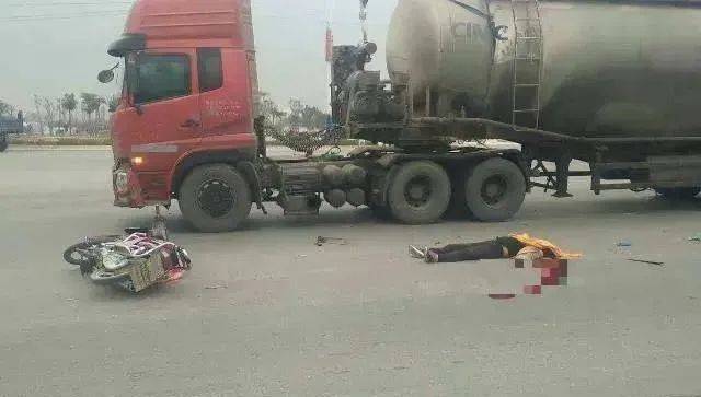 太惨了半挂车撞电瓶车肇事司机当场死亡一女子生命垂危没钱抢救