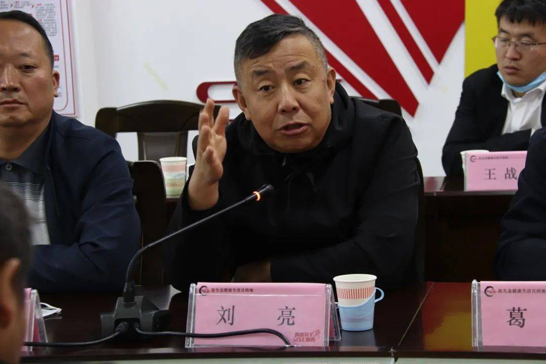 云南省政协常委刘亮作讲话刘亮建议,一是医院要进一步配齐硬件设备和