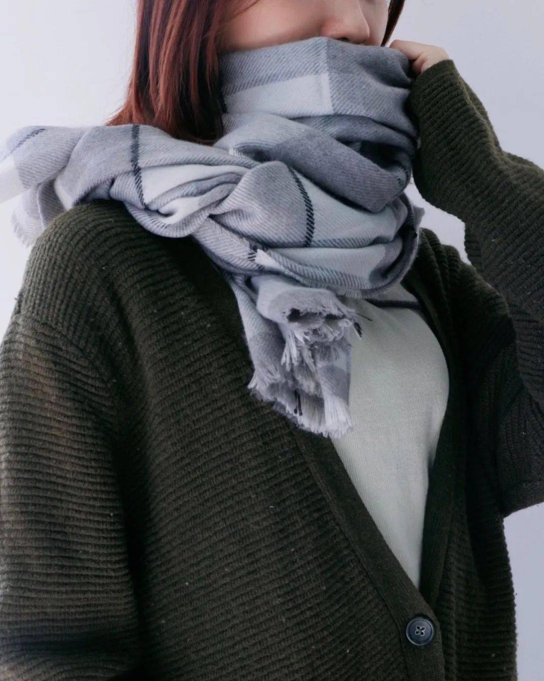 十分清纯减龄,有没有小伙伴也跟我一样,小时候妈妈是这样帮你围围巾的